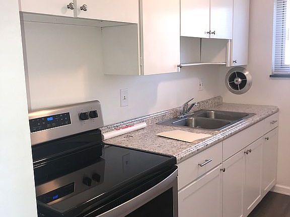 2nd image of 3069 Southdale Dr APT 2