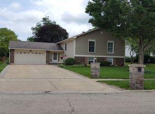 61 Duxbury Ln, Cary, IL 60013