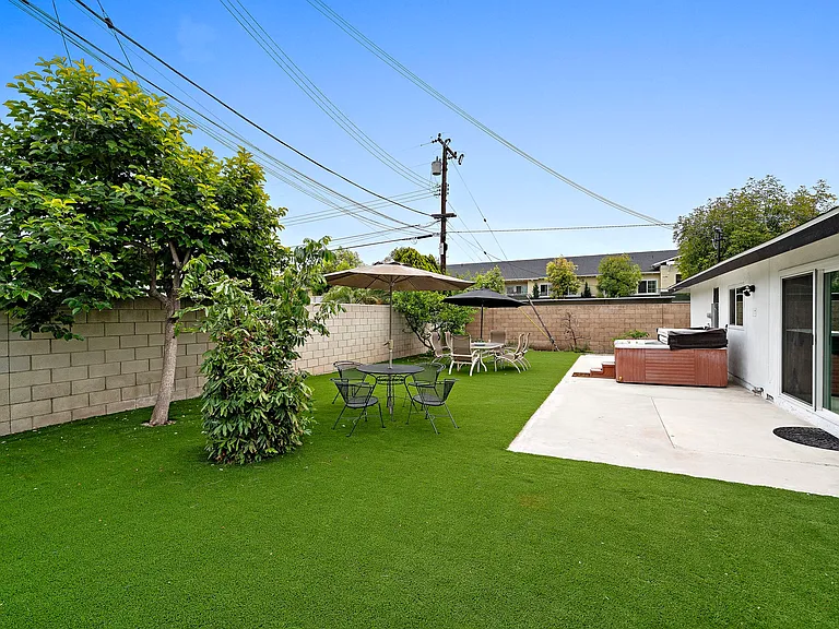 10422 Gilbert St — Photo 23