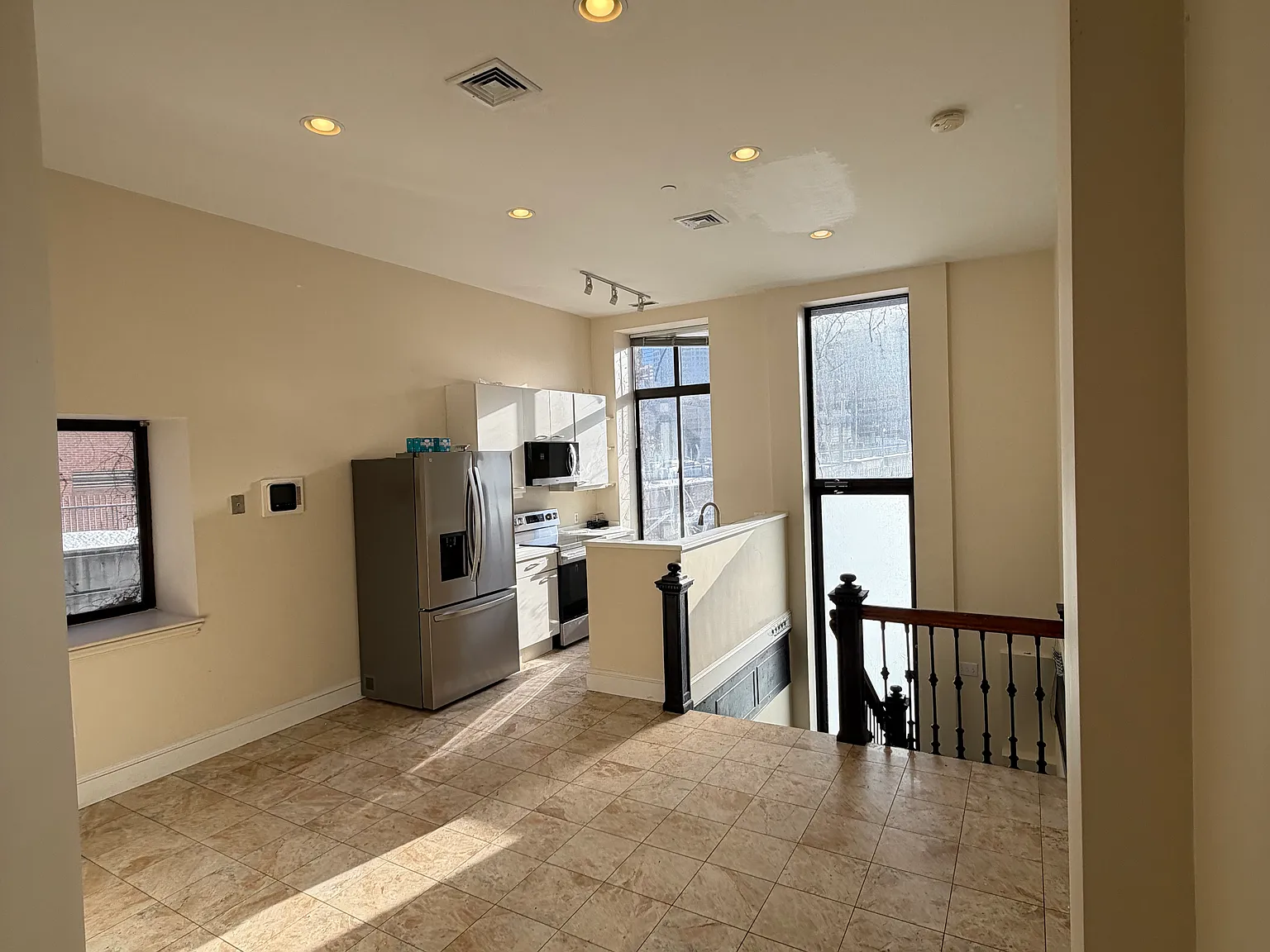 4 bed, 2000 sqft, $6,000 — Photo 3