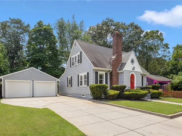 50 Dartmouth Ave, Riverside, RI 02915