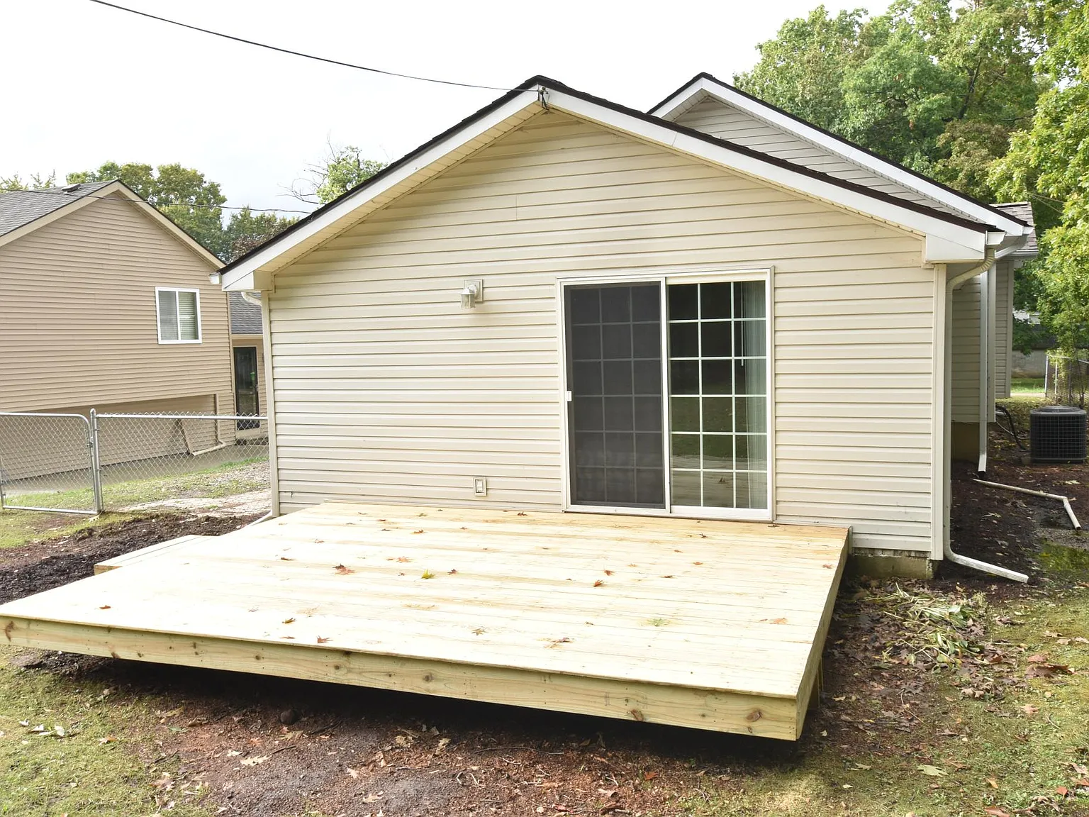 3 bed, 1.5 bath, 1400 sqft, $2,250 — Photo 2