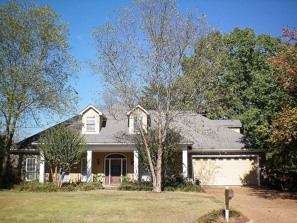 1st image of 305 Oak Hollow Dr