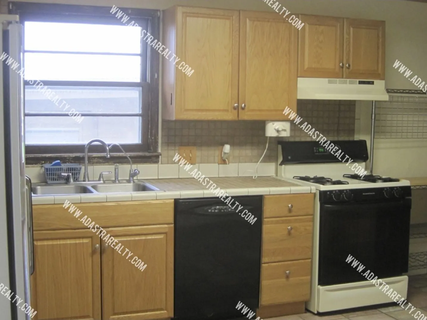 Adorable 2 Bedroom House in Lawrence-Available NOW!! — Photo 2