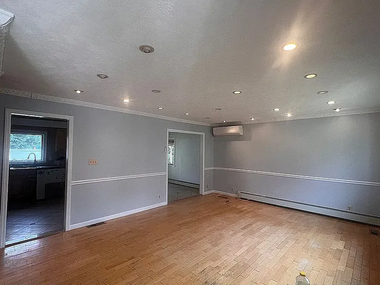 195 N Wisconsin Ave — Photo 2