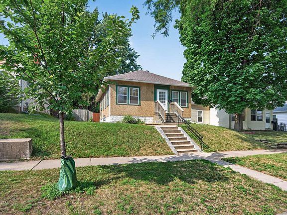 3rd image of 967 Rose Ave E