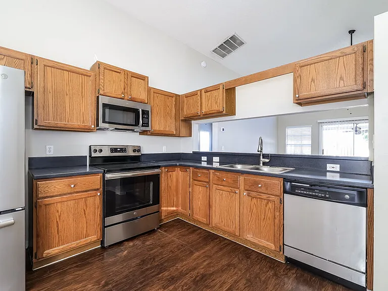 931 Rivecon Ave — Photo 6