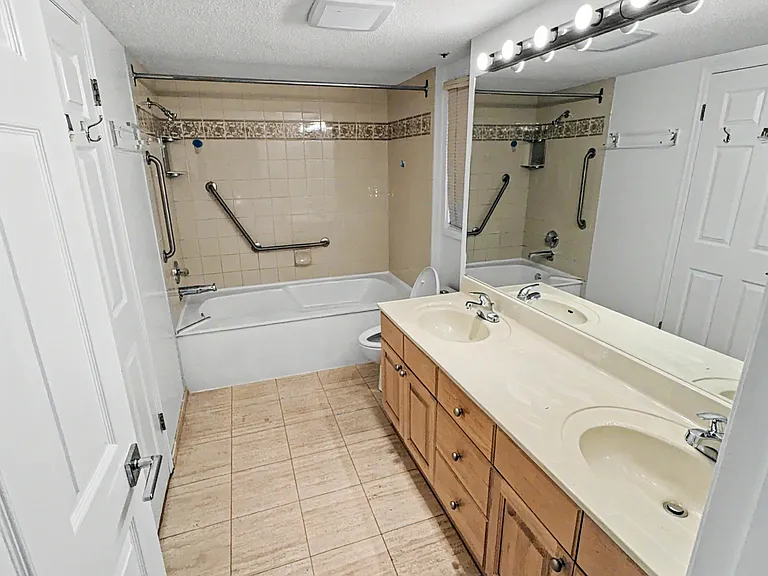 5733 Cambie St — Photo 74