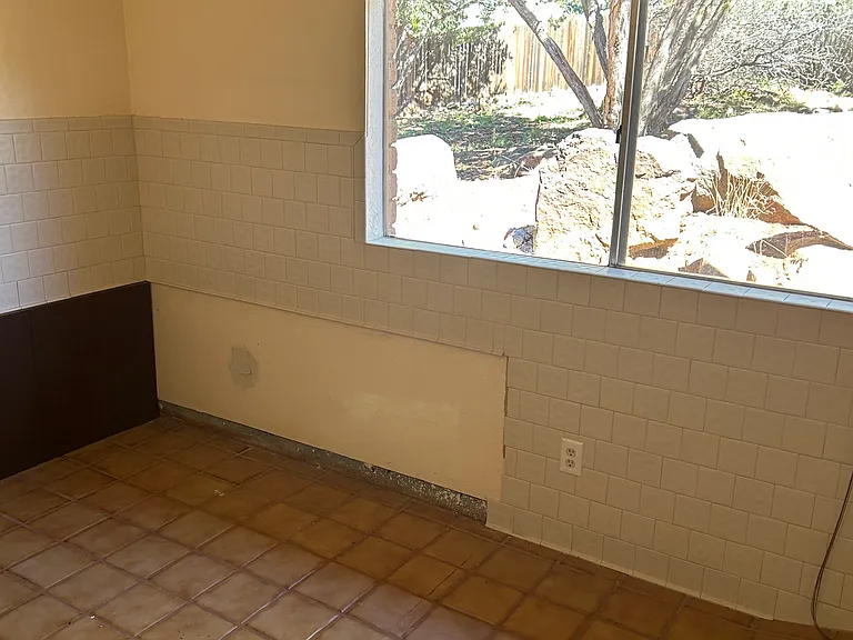 620 E 37th Pl — Photo 9
