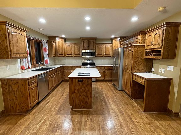 Kitchen, Lots of Cabinets