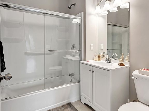 5th image of 309 Bridgeport Ave #201