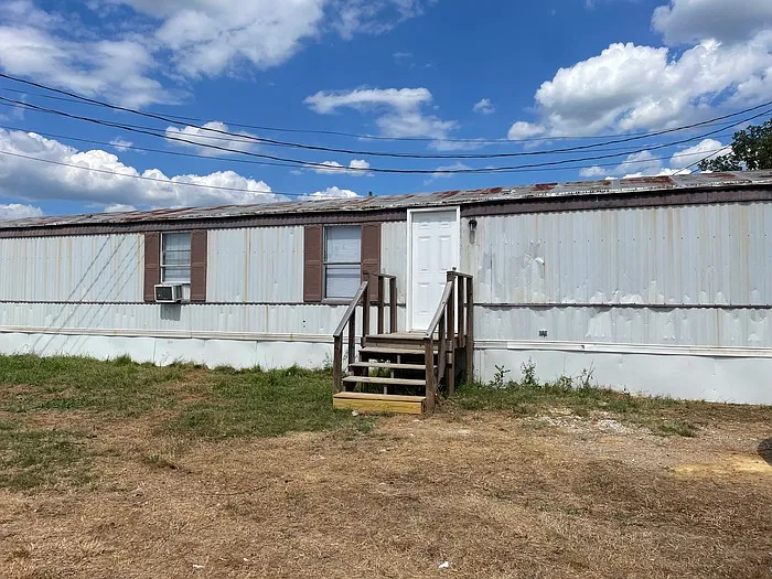 3 bed, 2.0 bath, $995 — Photo 1