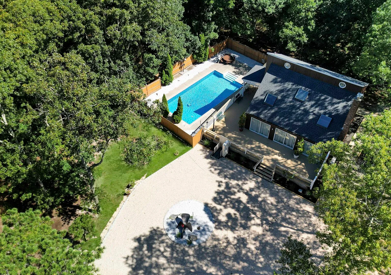 Brand New Hampton Bays Home with Modern Design, Private Pool — Photo 3