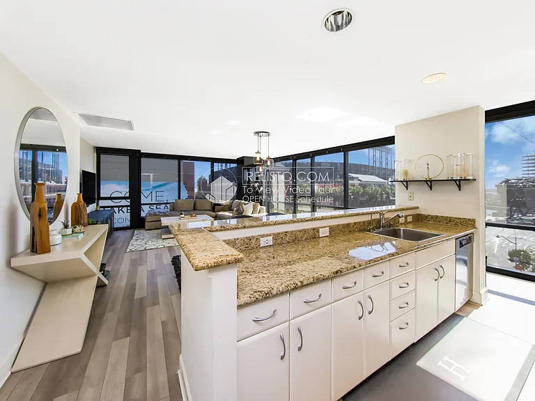 250 King St #652 — Photo 8