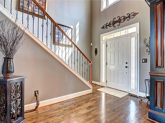 5th image of 304 Oak Meadow Dr