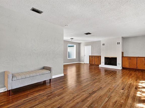 3rd image of 914 NE 11th Ave