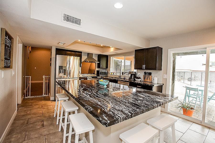 Full slab Granite island seating for 5-6.
This kitchen is large and perfect for those who like to cook and those that like to watch:)