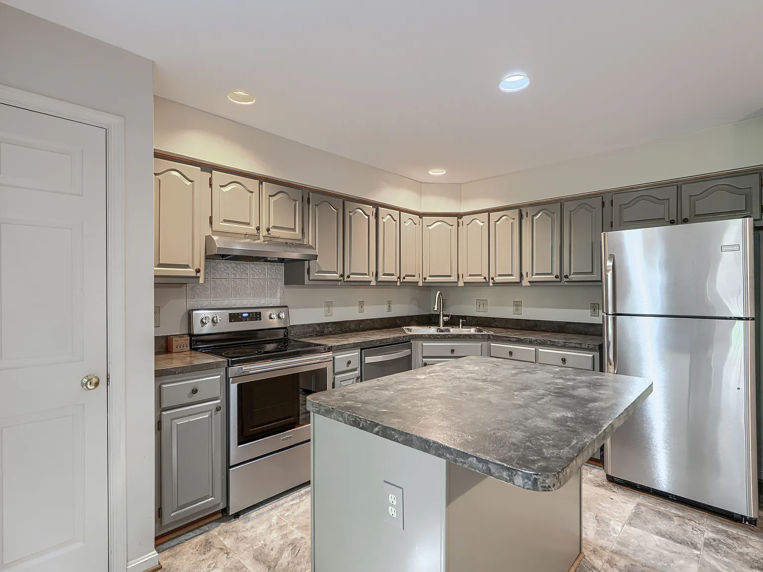 6635 Commodore Ct — Photo 3