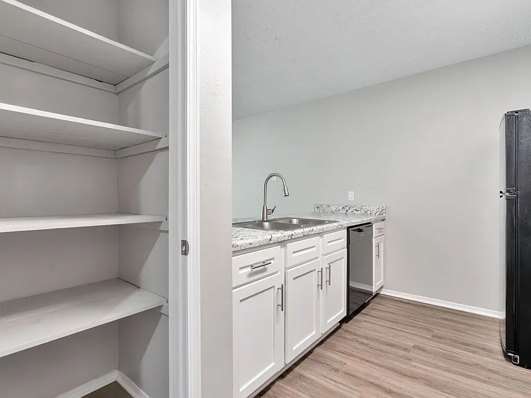 1665 N Boxley Ave — Photo 8