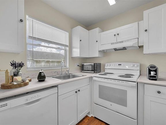 3rd image of 4124 Pershing Pointe Pl APT 4