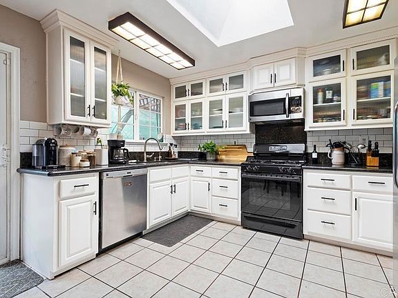 3rd image of 1009 Paraiso Ave