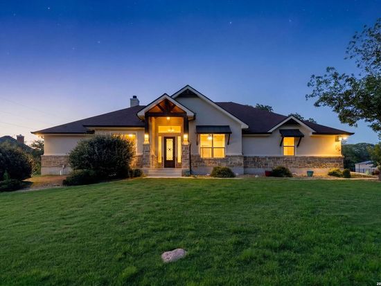 1009 Bluebonnet Ln, Adkins, TX 78101