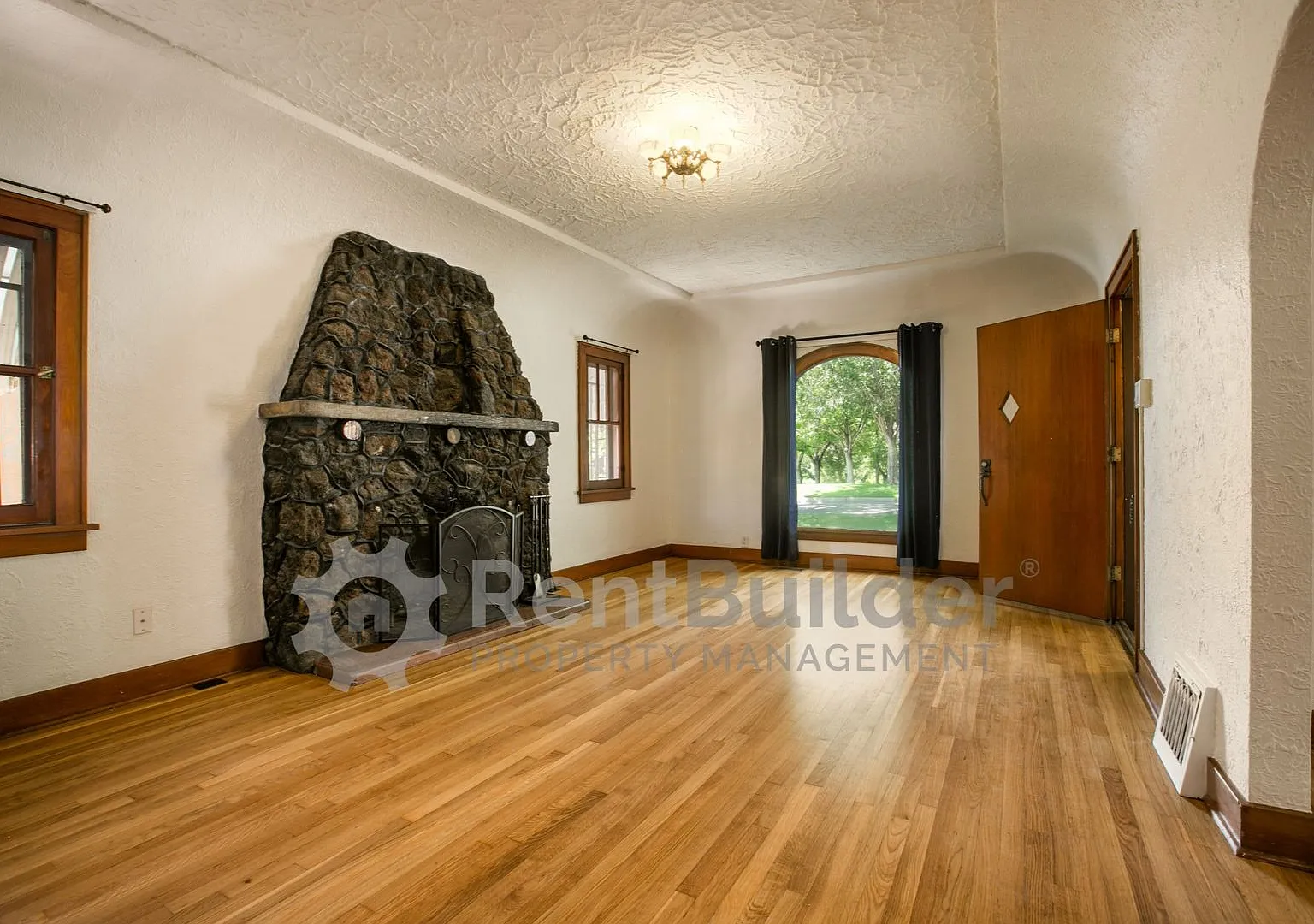 2 bed, 1.0 bath, 1400 sqft, $1,895 — Photo 3