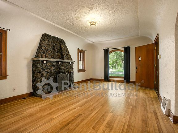 3rd image of 1404 Marquette Pl NE