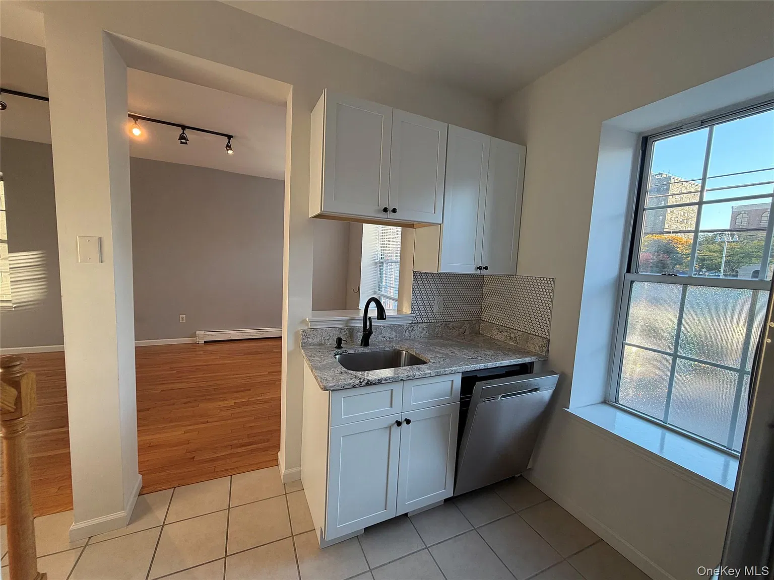 3 bed, 1.0 bath, 1185 sqft, $2,350 — Photo 2