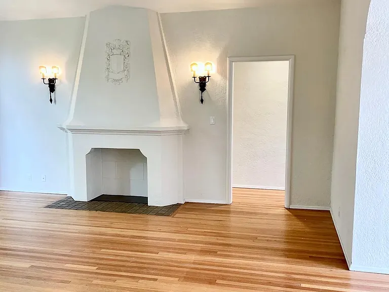 1338 N Laurel Ave #204 — Photo 6