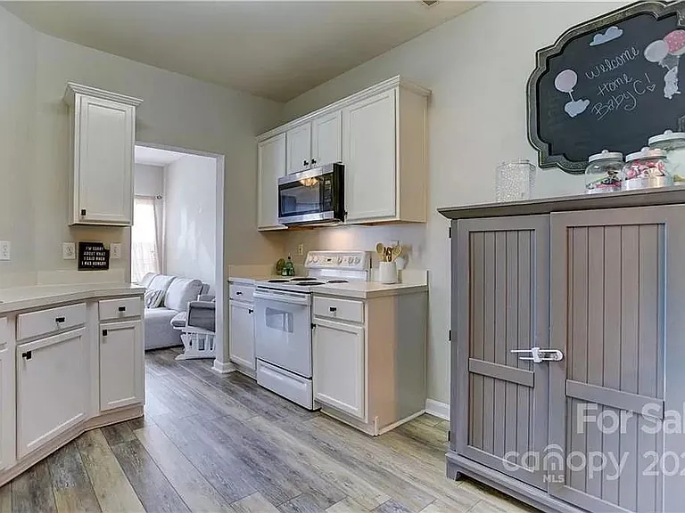 9712 Bailey Rd — Photo 11