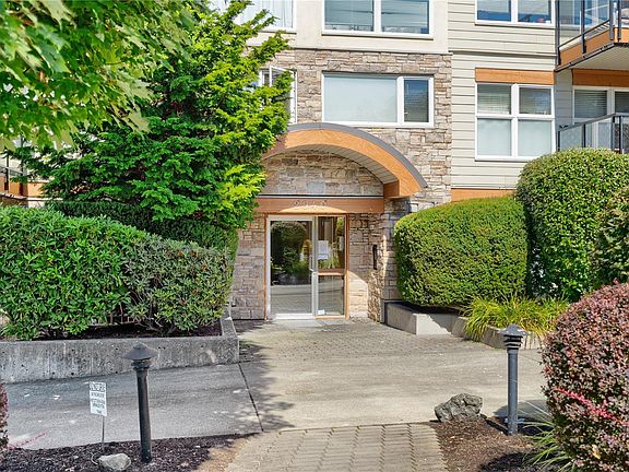 2nd image of 2940 Harriet Rd #304