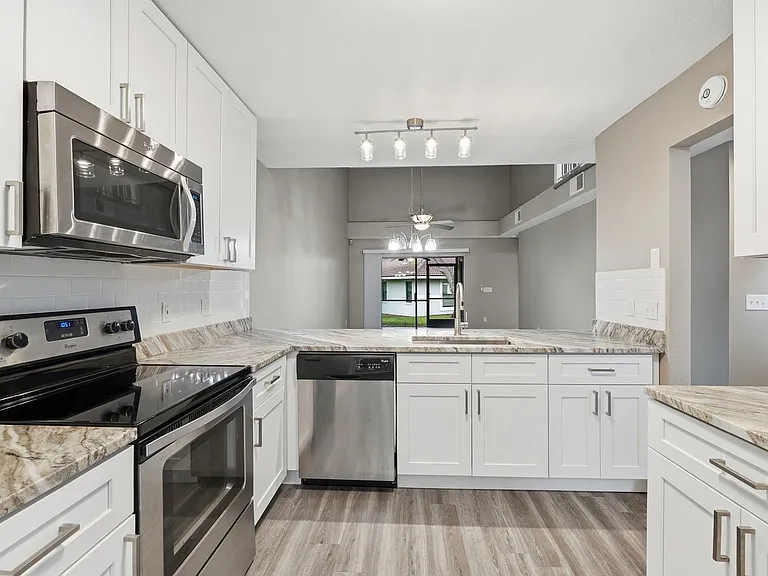 7528 Fenwick Cove Ln — Photo 2