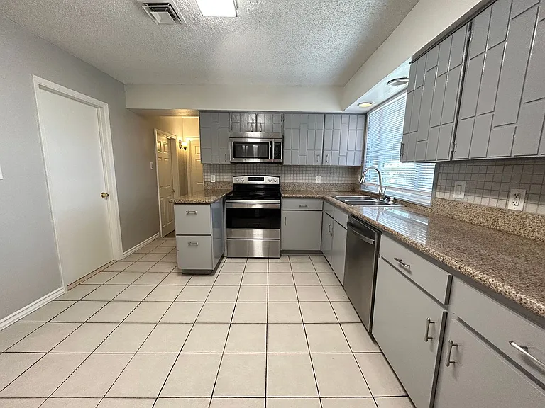 3979 Avonwood Ave — Photo 6