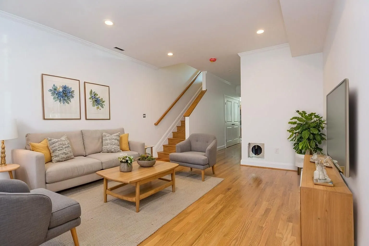 3 bed, 1310 sqft, $3,695 — Photo 1