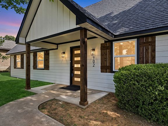 3rd image of 902 Melanie Ln
