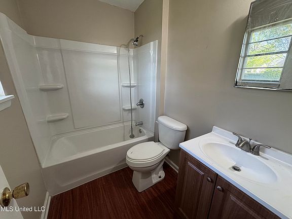 3rd image of 240 W Lee Dr