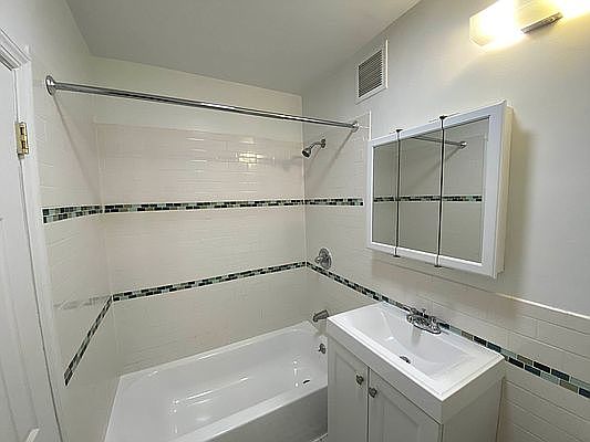 4th image of 200 E 119th St APT 1c