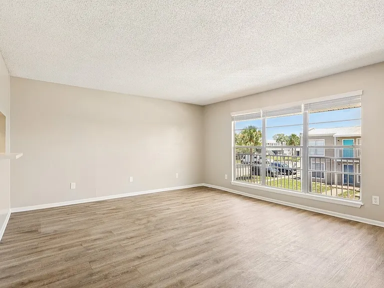 12th & Beach Apartments — Photo 24