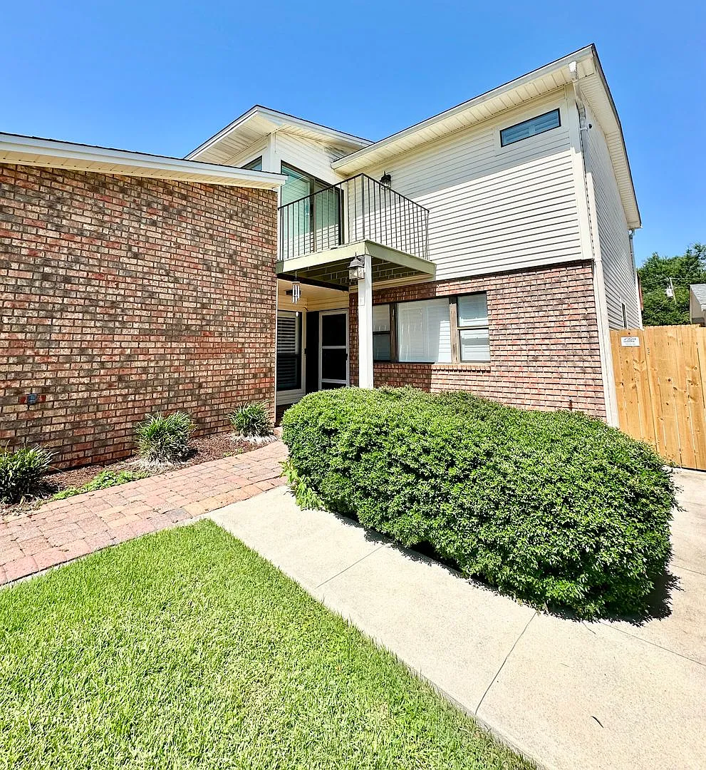 Gorgeous 3 Bedroom/3 Bathroom/2 Car Garage Townhome For Rent In The Desirable Donlabrook Gardens! — Photo 2