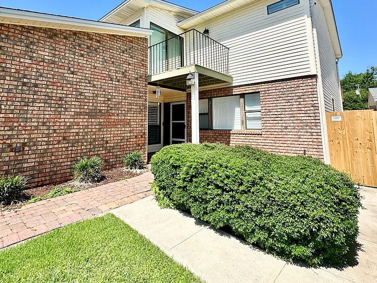 937 Holbrook Cir — Photo 2