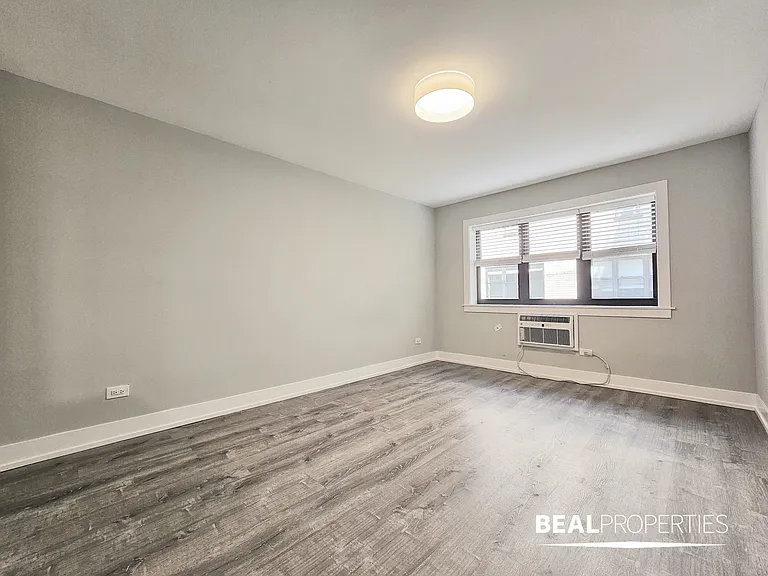 445 W Barry — Photo 26