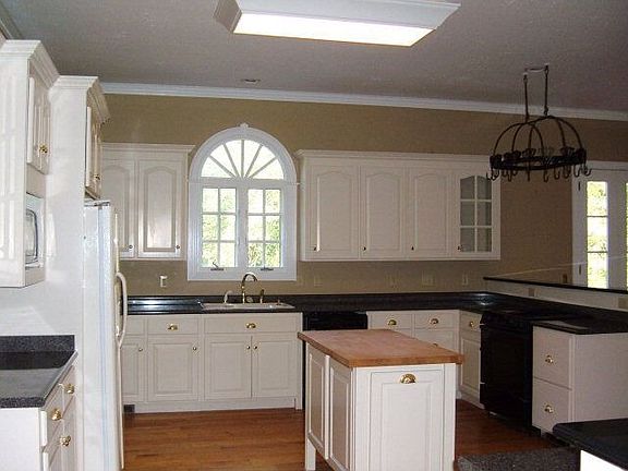 4th image of 204 Squire St