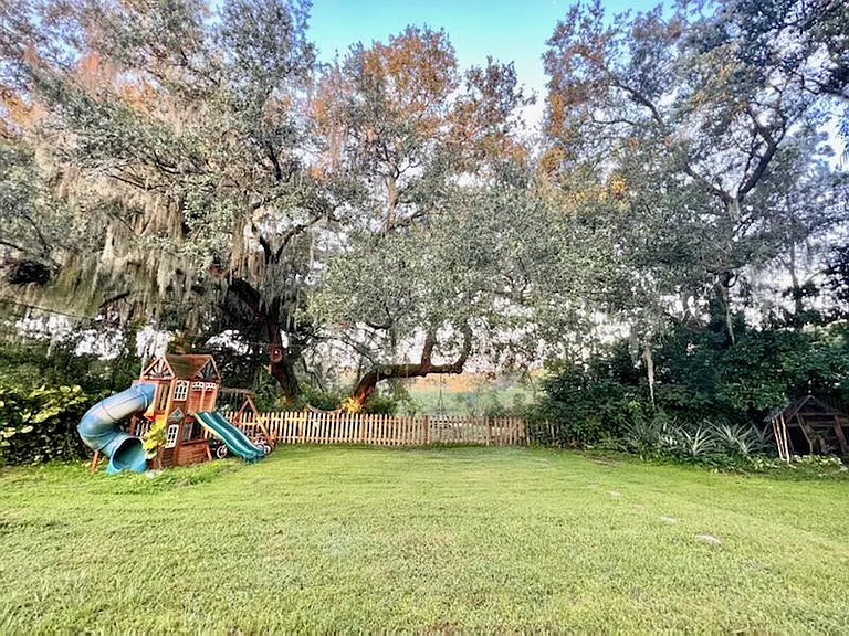 1352 Corner Oaks Dr — Photo 26