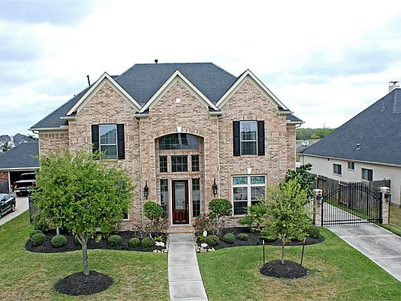 Nestled in the master planned community of Silvercreek, this home is zoned to highly acclaimed Pearland ISD and offers a variety of amenities... Parks, Athletic Fields, Swimming, Splash-pad, Play-areas, Tennis, Jogging/Walking Trails.. all nearby!