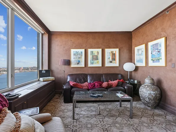 220 Riverside Boulevard image 13 of 28