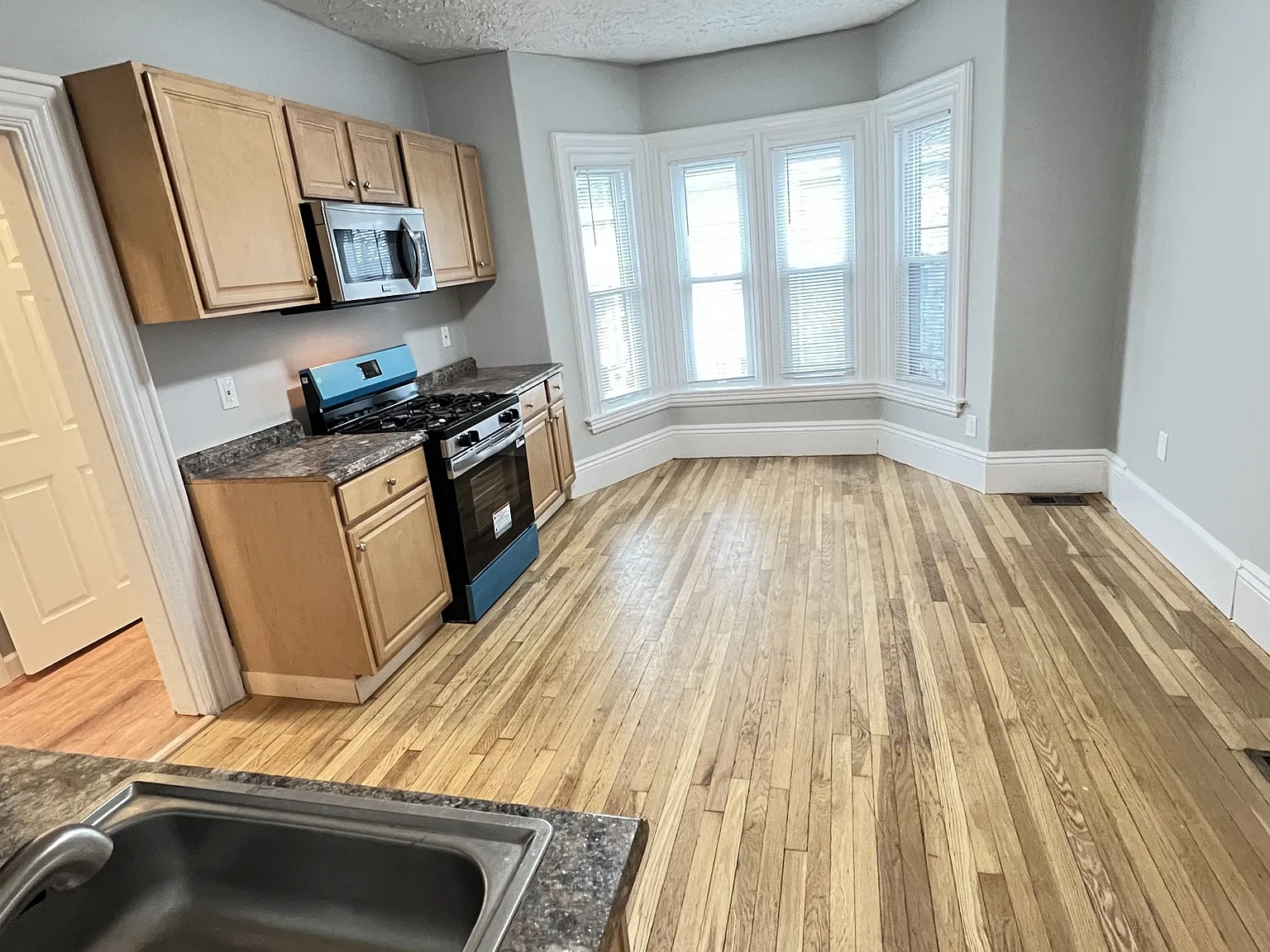 3 bed, 1400 sqft, $3,200 — Photo 3