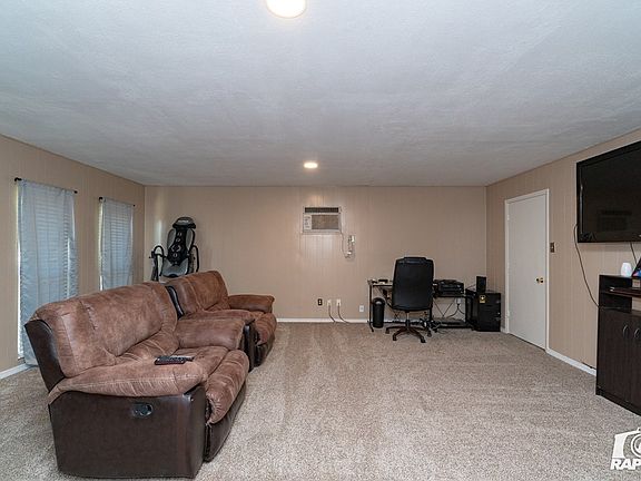 4th image of 220 E 86th St