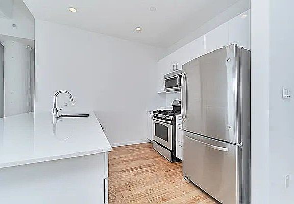3rd image of 53 Hope St Floor 3