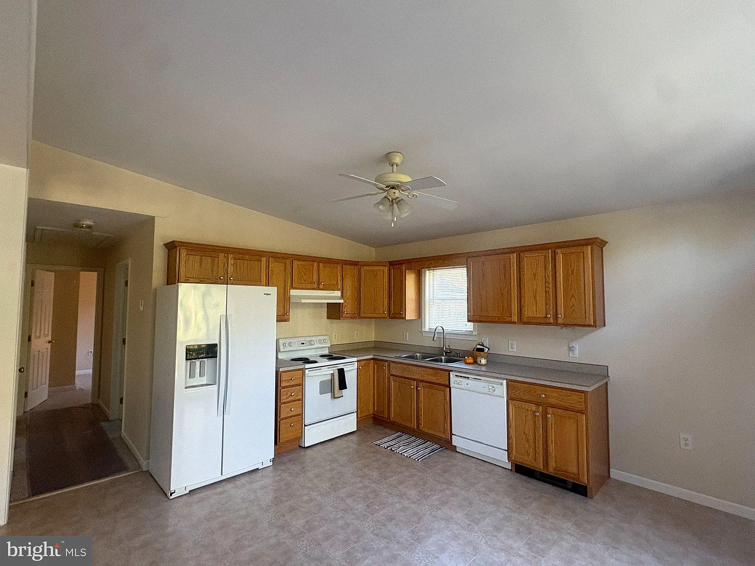 2 bed, 1.5 bath, 1008 sqft, $2,100 — Photo 3